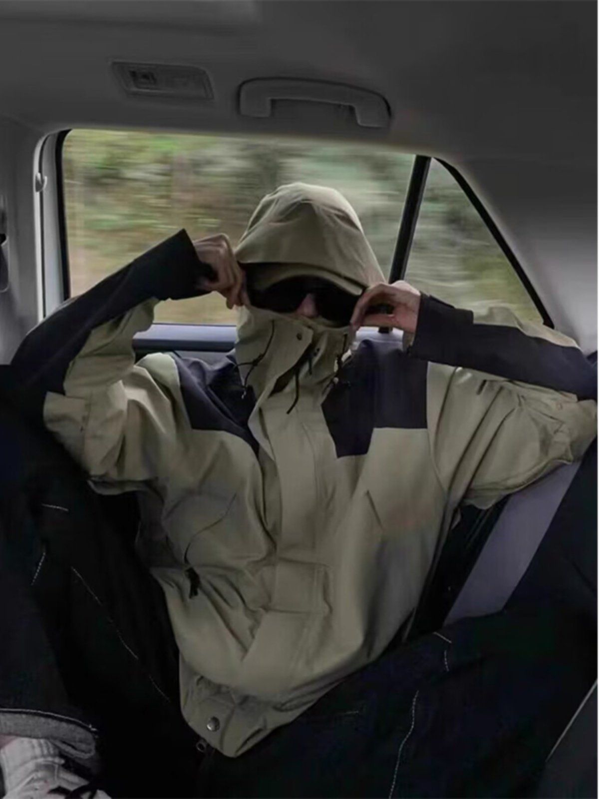 A three-in-one assault suit will remove the male-American coat of a woman's winter outdoor weatherproof skiing suit