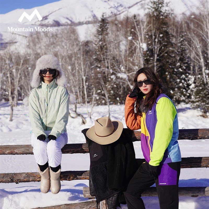 Mountain Mooods, a professional ski suit, middle-level, male and female