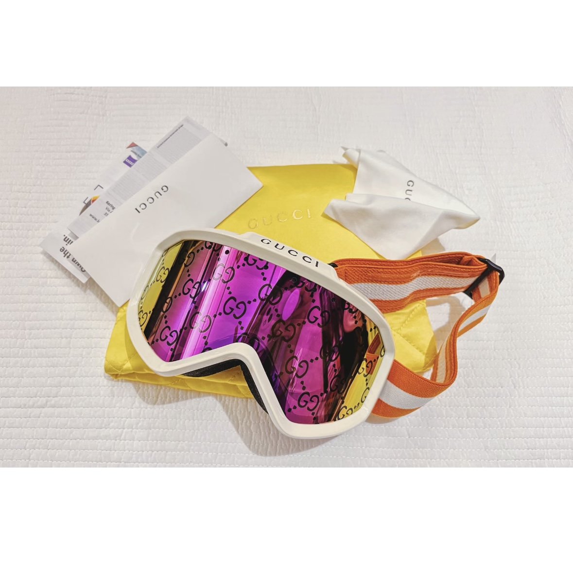 The long white hill ski suit, the high-end brand-of-the-skinglasses