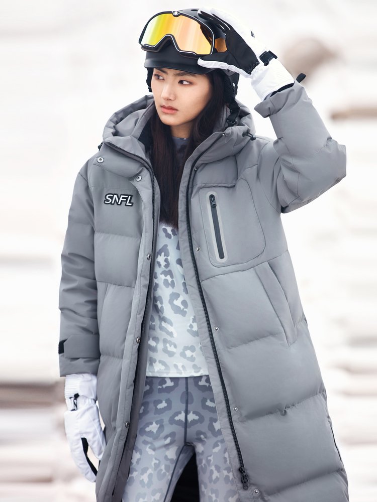 In the snow, a 2024 autumn and winter new lady with long feathers and thick outdoors against cold and thick skiing