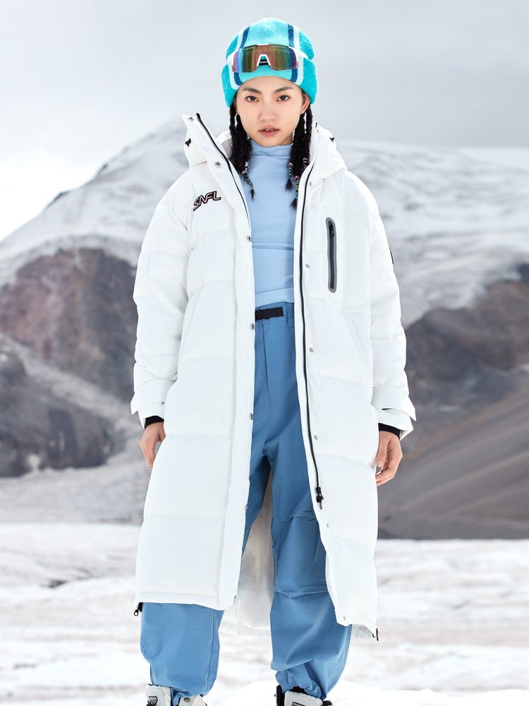 In the snow, a 2024 autumn and winter new lady with long feathers and thick outdoors against cold and thick skiing