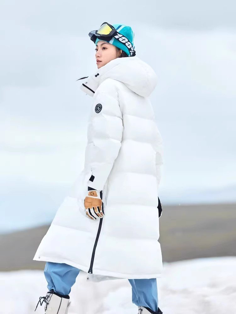 In the snow, a 2024 autumn and winter new lady with long feathers and thick outdoors against cold and thick skiing