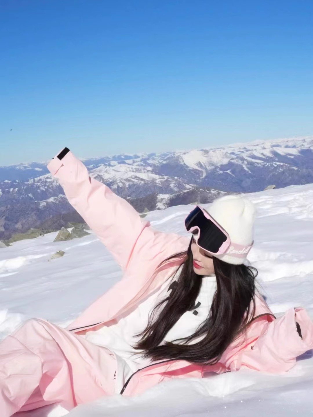 The Italian ski suit, the man and the woman who paid for the heat, the one-board, loose coat, the two-board ski suit