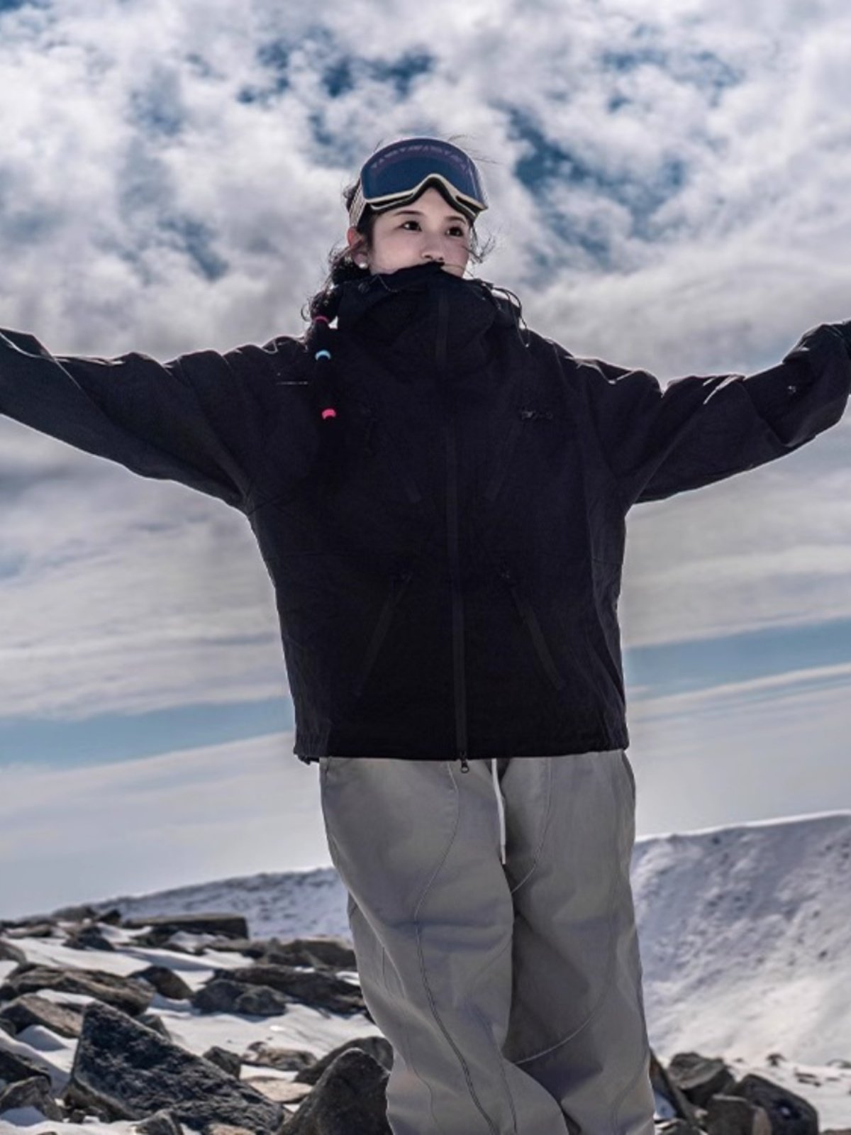 Italian ski couple dopamine outside the autumn and winter, wearing a ski jacket to get to the top of the mountain