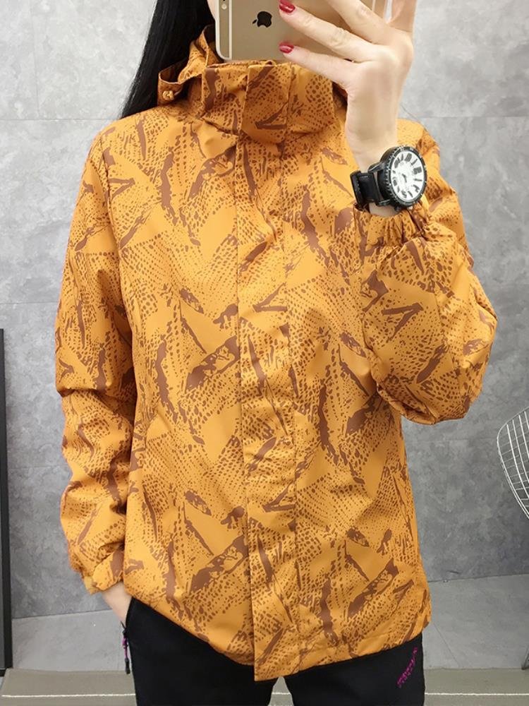 THE FILA/FELLOW TWEEDY HAN VERSION CAN REMOVE TWO SETS OF THREE-AND-ONE COATS FROM THE OPEN