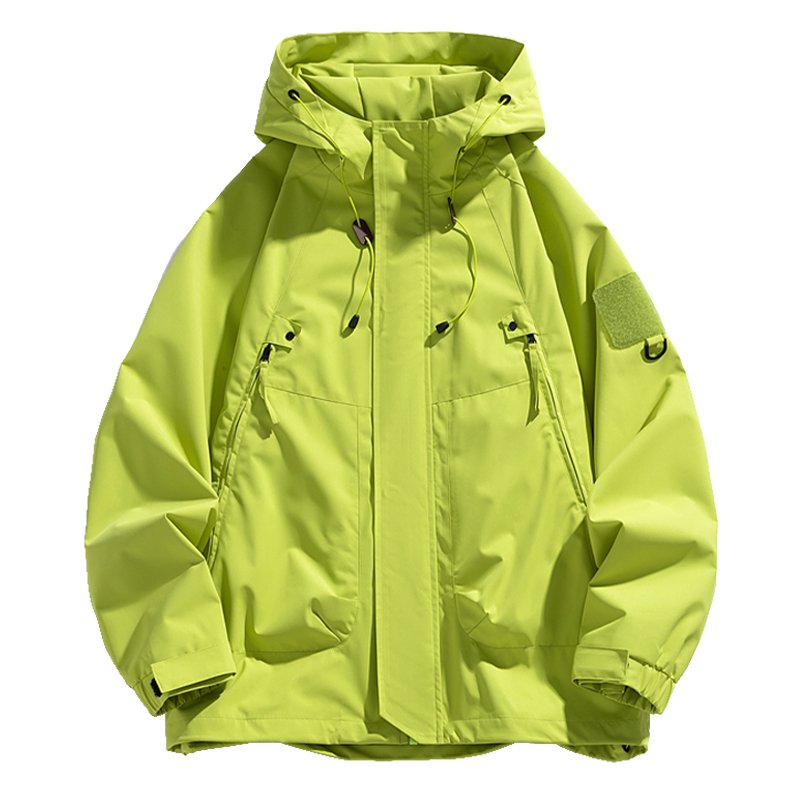 In the autumn, the woman in an outdoor assault suit walks in a mountain dress, and the man in a windproof and waterproof jacket is a man in the autumn
