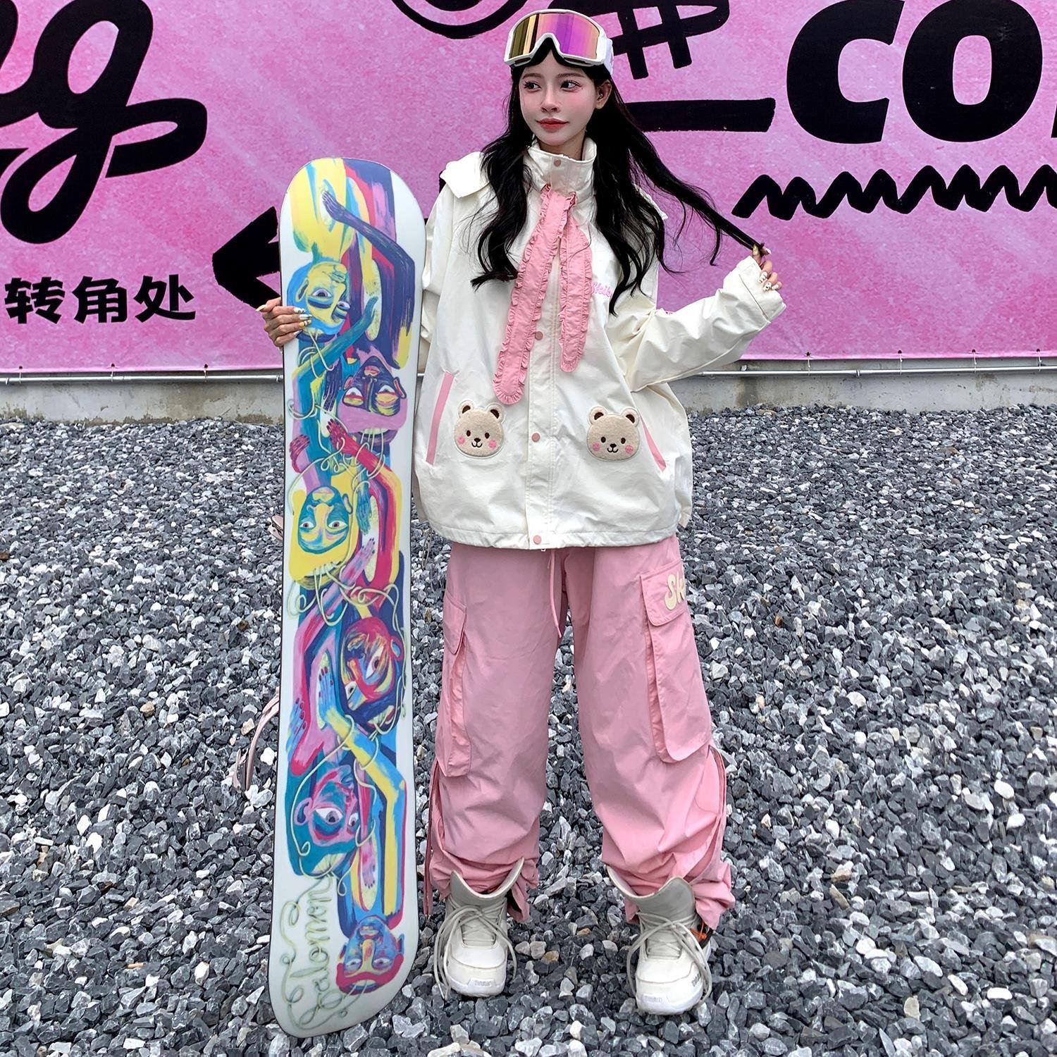 Skibear's original ski suit was a pink 3L-pressure, water-heating, wind-proof, two-board, water-resistant ski pants
