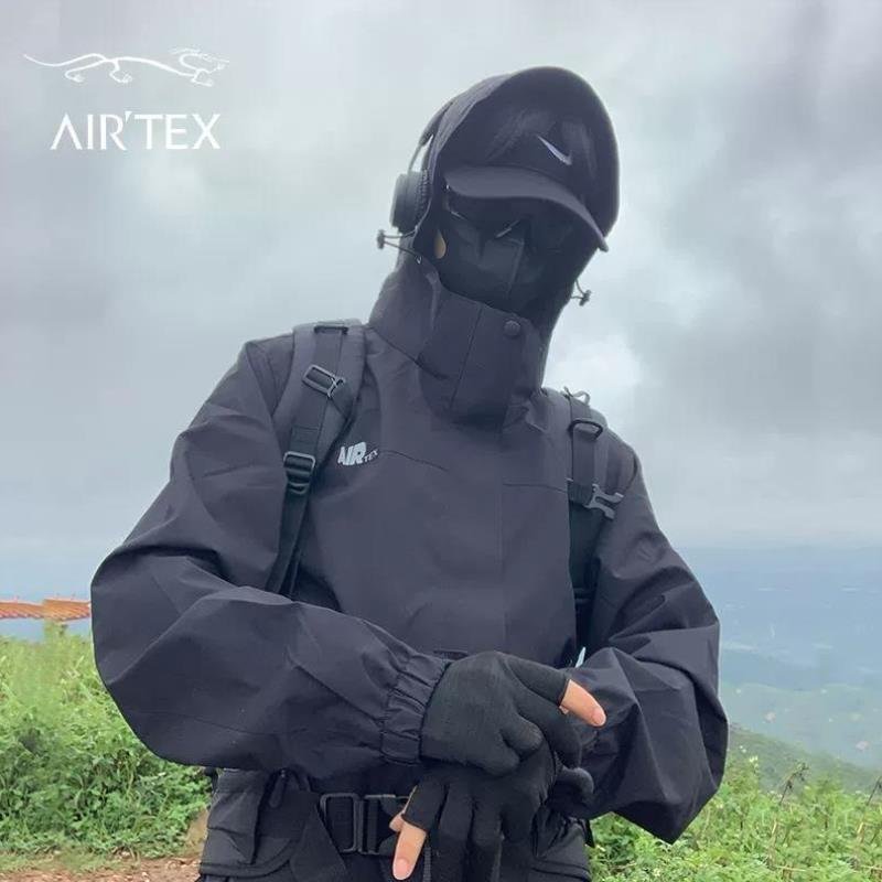 The new Art Snatcher's three-to-one can detach the bourbon-heating, water-proof, wind-proof skiing suit