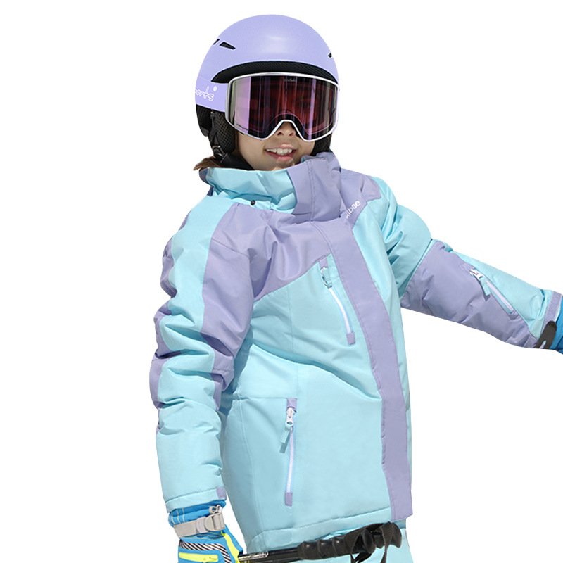 TWO SETS OF A MALE AND FEMALE SKI SUIT FOR INPERF CHILDREN IN THE NORTH-EAST SNOWFIELD, WITH THICK WINDPROOF WATER FOR GRINDING