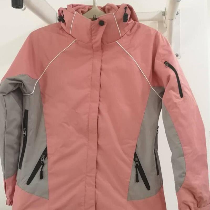 Two sets of clothes for a woman who climbs a mountain can be taken off with a thicker and velvet winter ski coat
