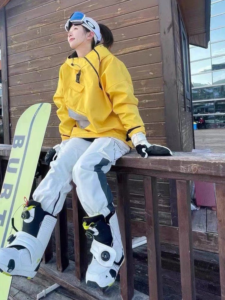 Lease of long white mountain skis