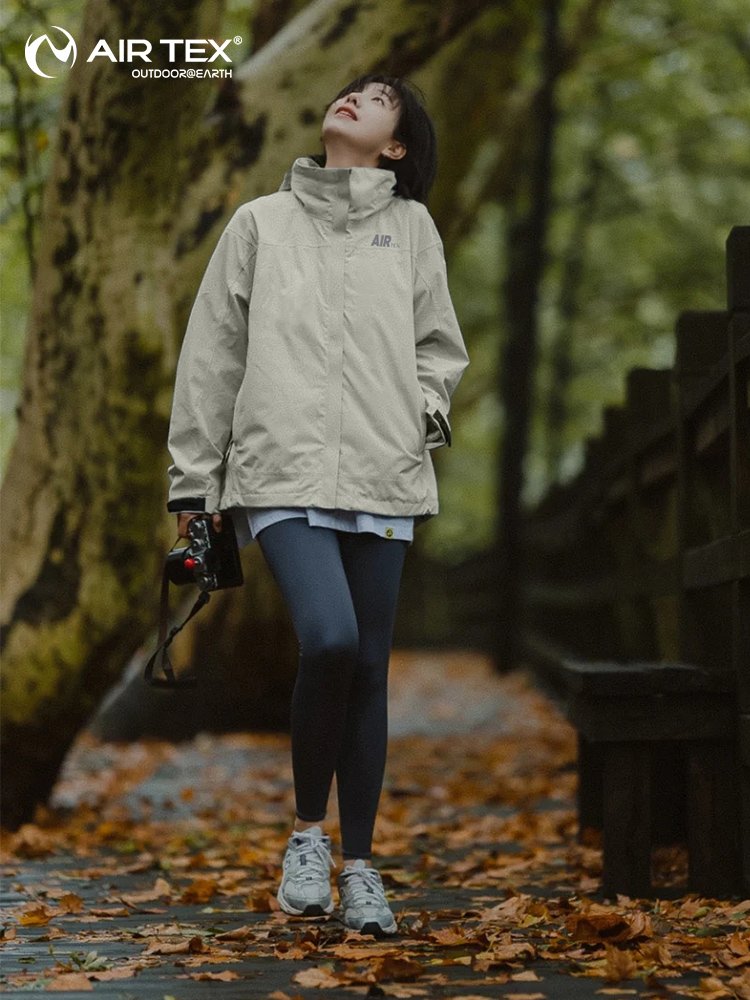 IARTEX YAT HILLS, A MAN AND A WOMAN IN A T-SHIRT IN AUTUMN AND WINTER, WALK ON A MOUNTAIN AND WATERPROOF COAT