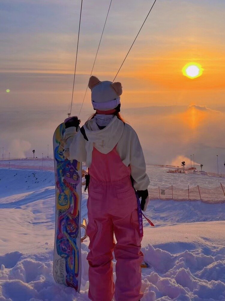 Skibear's skibear skating thongs, tweedy-skinned tweeds, and thickly protected from the tide of snow pants