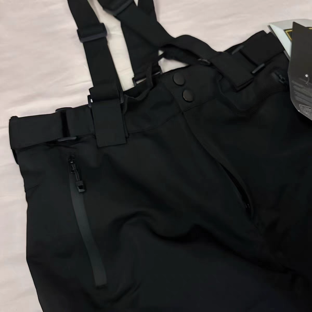 THE SINGLE-SKINNED, DOUBLE-SKINNED SKI PANTS ARE THE SAME AS THE WIND-PROOF, DRAUGHT-RESISTANT, WARM-SKINNED SNOWPANTS