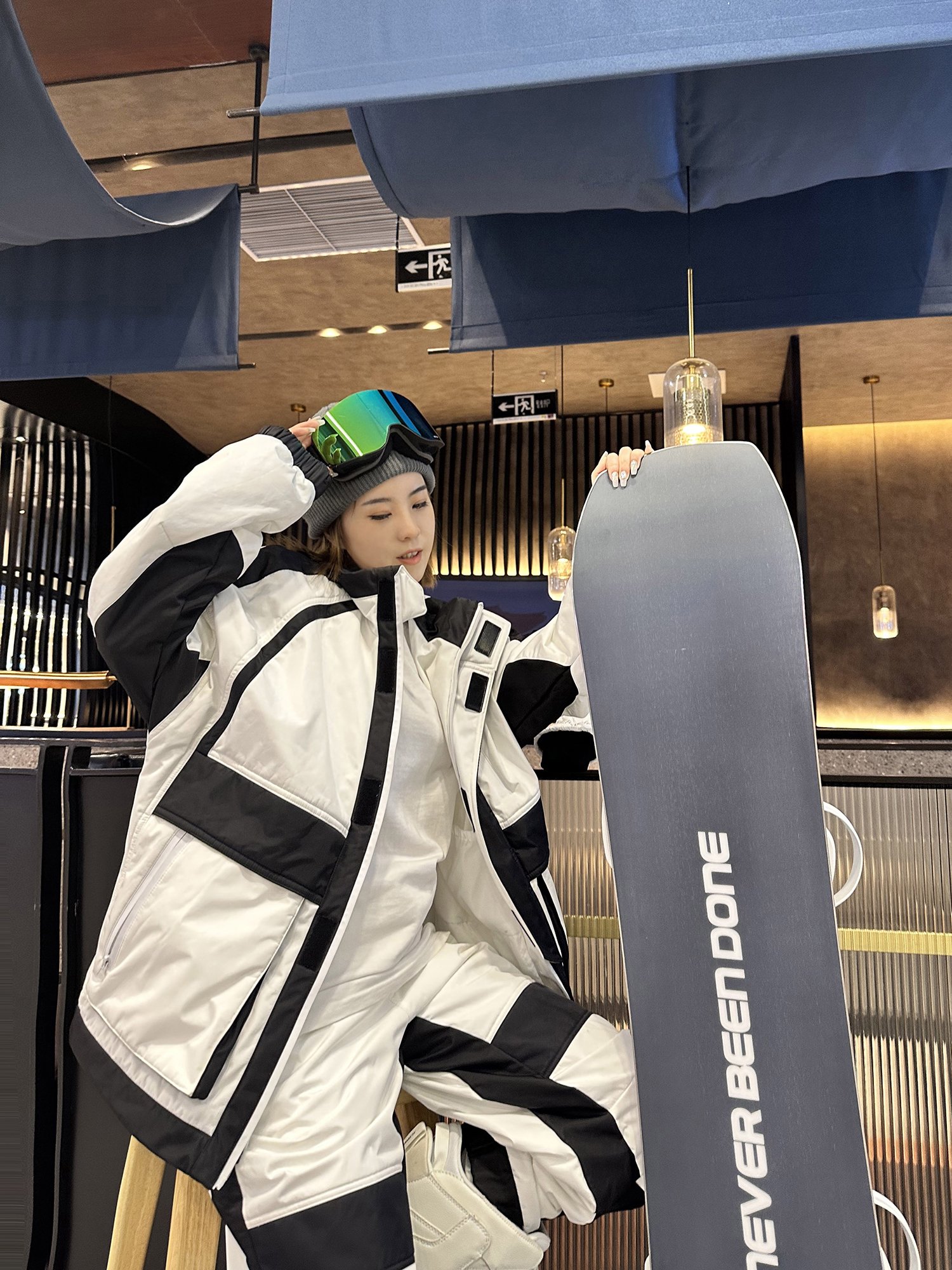BeeSweet Cross-Screen Skisuit male wind-proof and water-proof skating pants with a warm, warm ski suit for women