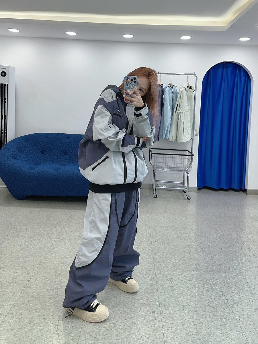 A small one-board ski suit with an advanced snowboarding, two-board free-clothes suit