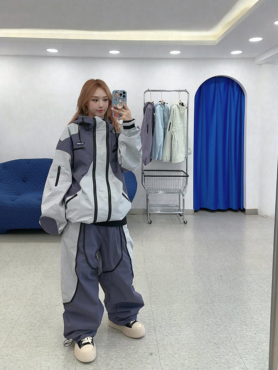 A small one-board ski suit with an advanced snowboarding, two-board free-clothes suit