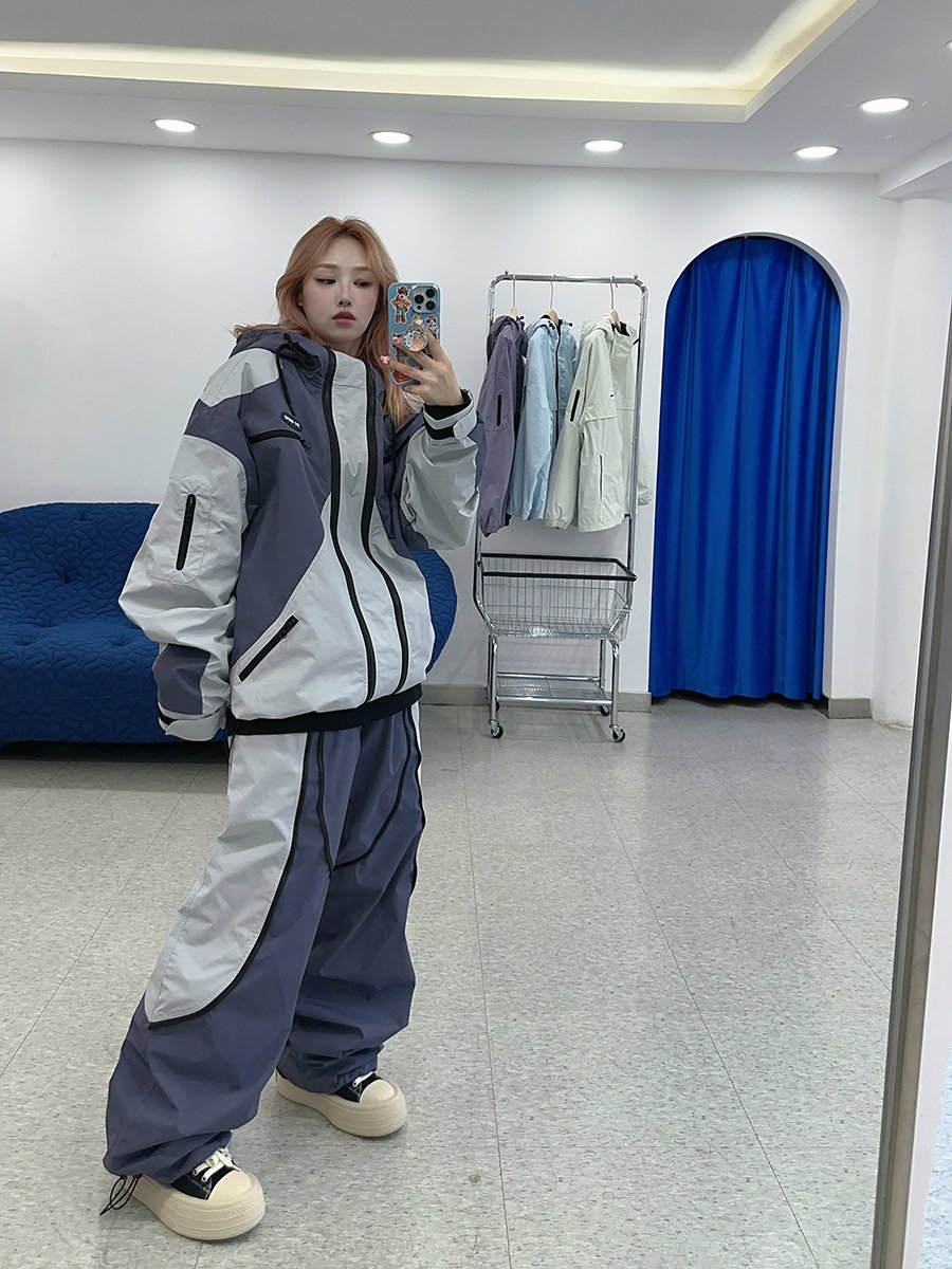 A small one-board ski suit with an advanced snowboarding, two-board free-clothes suit