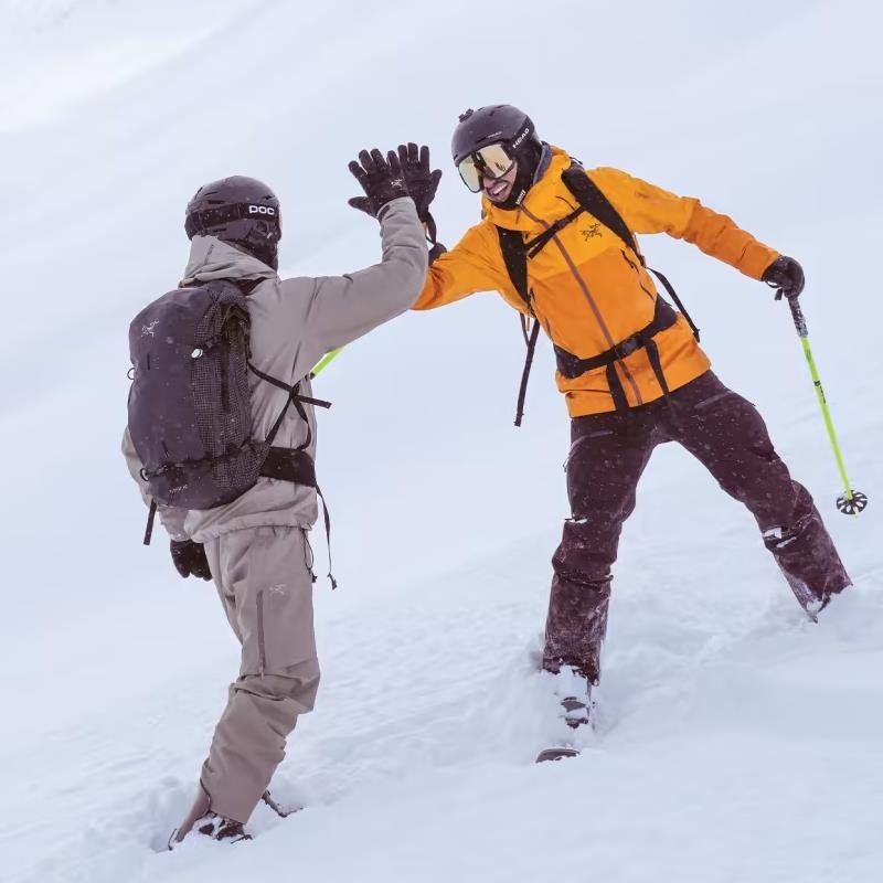 A 2024 new home-grown female Arcteryx GTX waterproof air-retarding hard-shells