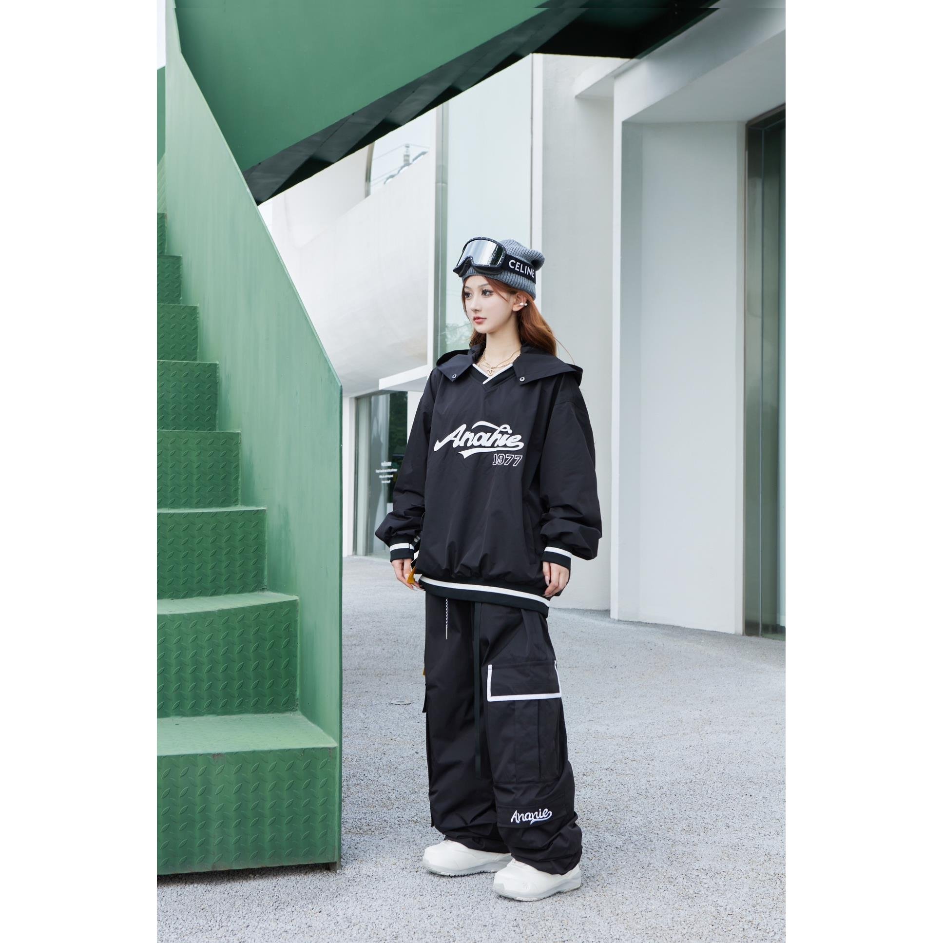 IT'S A SINGLE-SKINNED SNOWPANTS