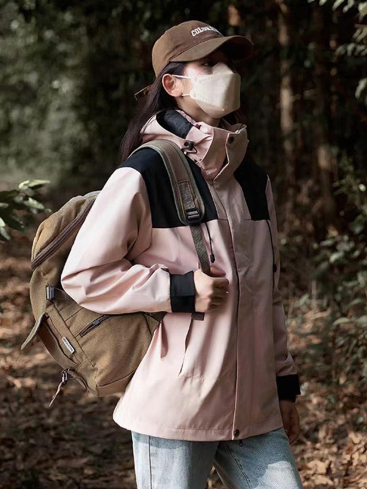 Camel-scrambling, three-to-one, to detach a woman's winter outdoor windproof skiing suit