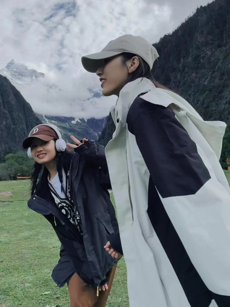A man and woman in a hot assault suit, three coats on the outside of the house, and a velvet 2024 new wind and waterproof climb