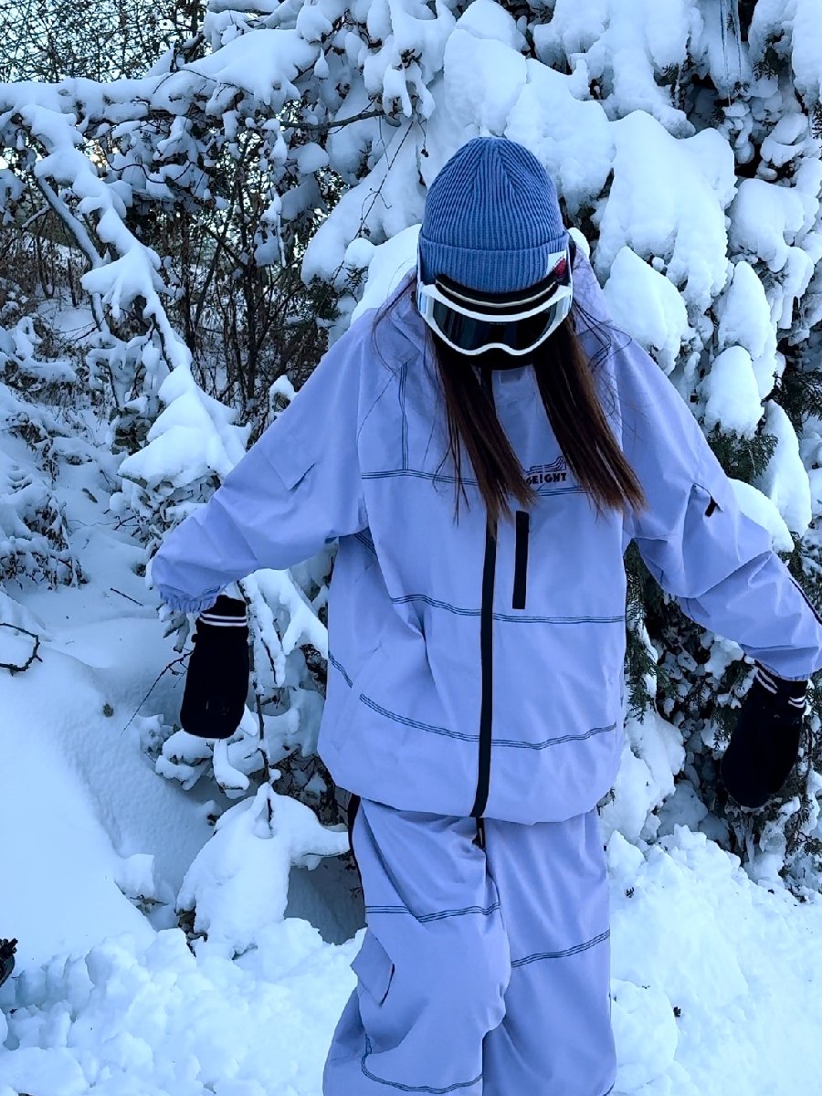 Geight purple ski suit with a loose ski suit and a cool double-board ski suit