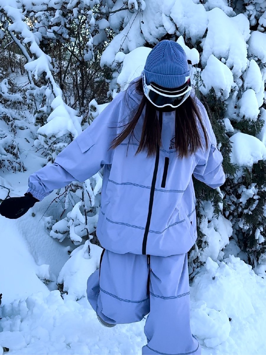 Geight purple ski suit with a loose ski suit and a cool double-board ski suit