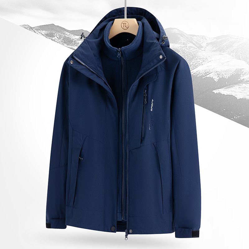 A man with a velvet and a man with a three-and-a-half in winter will remove two sets of coats for the outdoor wind and cold