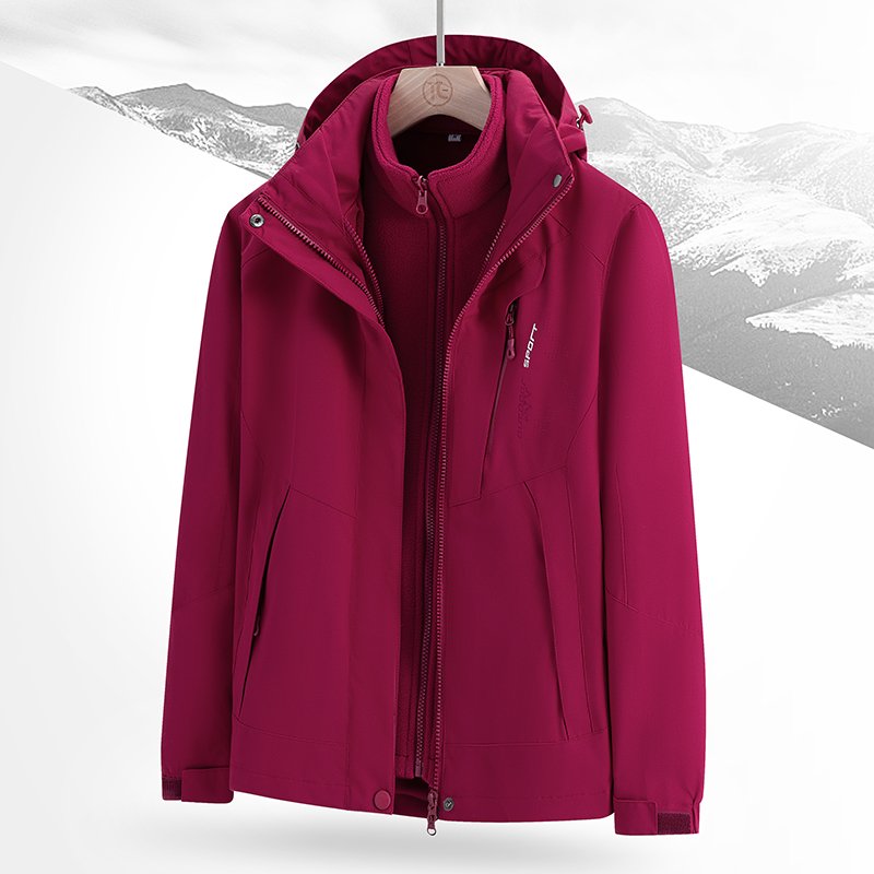 A man with a velvet and a man with a three-and-a-half in winter will remove two sets of coats for the outdoor wind and cold