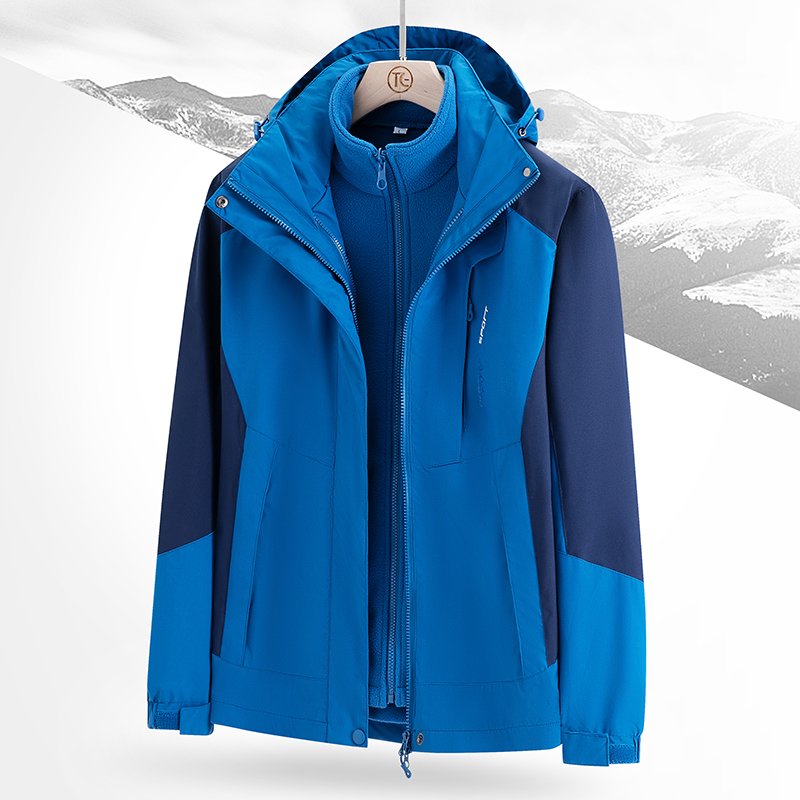 A man with a velvet and a man with a three-and-a-half in winter will remove two sets of coats for the outdoor wind and cold