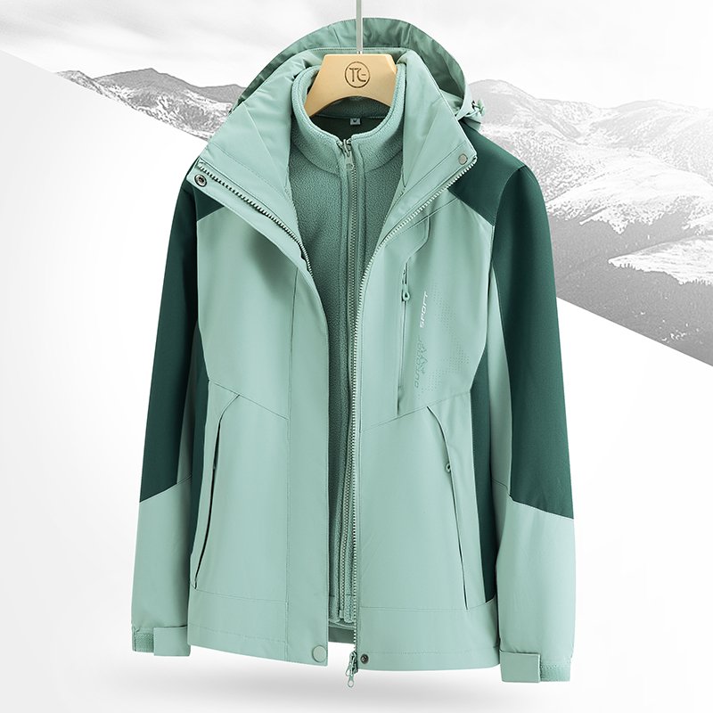 A man with a velvet and a man with a three-and-a-half in winter will remove two sets of coats for the outdoor wind and cold