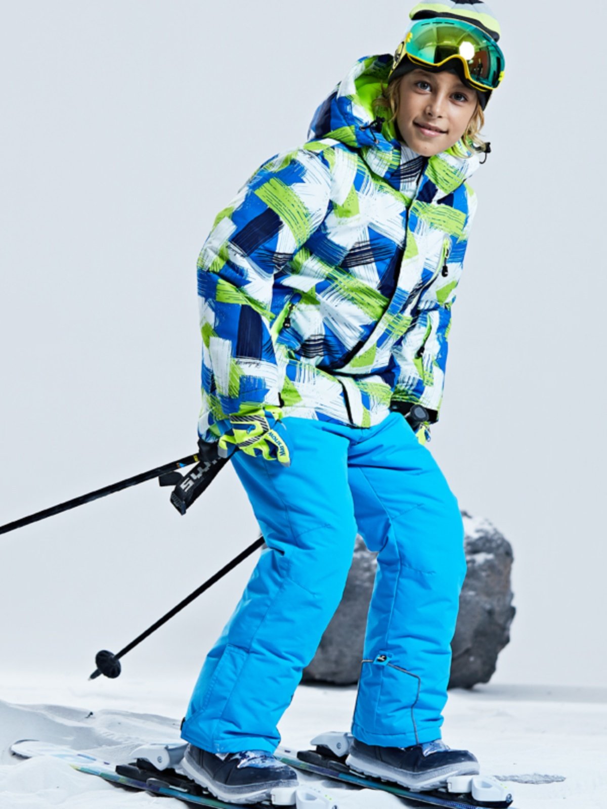 Winter child skiing suit with a single plate with a thick heating and waterproofing kit with small, medium and large child cotton