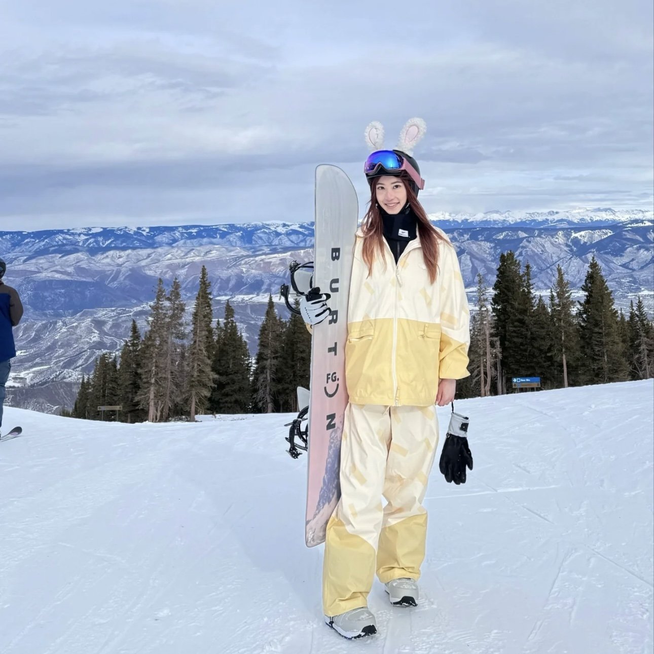 QLeo's skating suit is an American-style skating suit