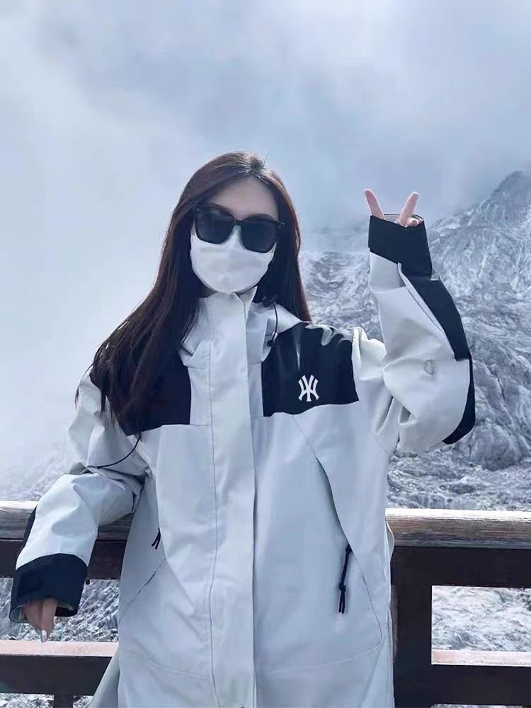 THE NY-TIDE NY-TWEET WOMAN TRAVELS OUT TO THE MOUNTAINS WITH THREE COATS AND A WINDPROOF WATER