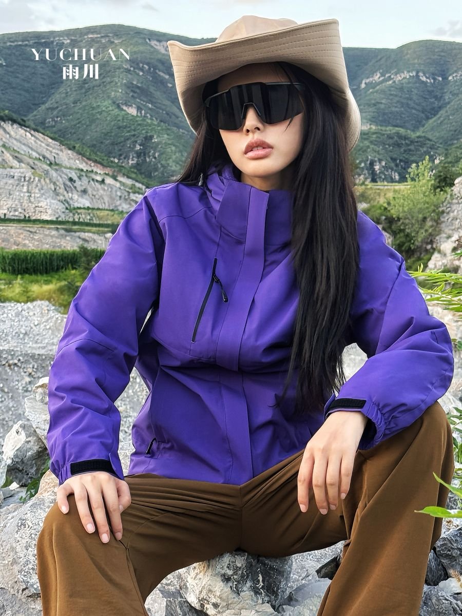 Three men and one woman in an outdoor mountain range can remove two coats with a thick wind and waterproof winter