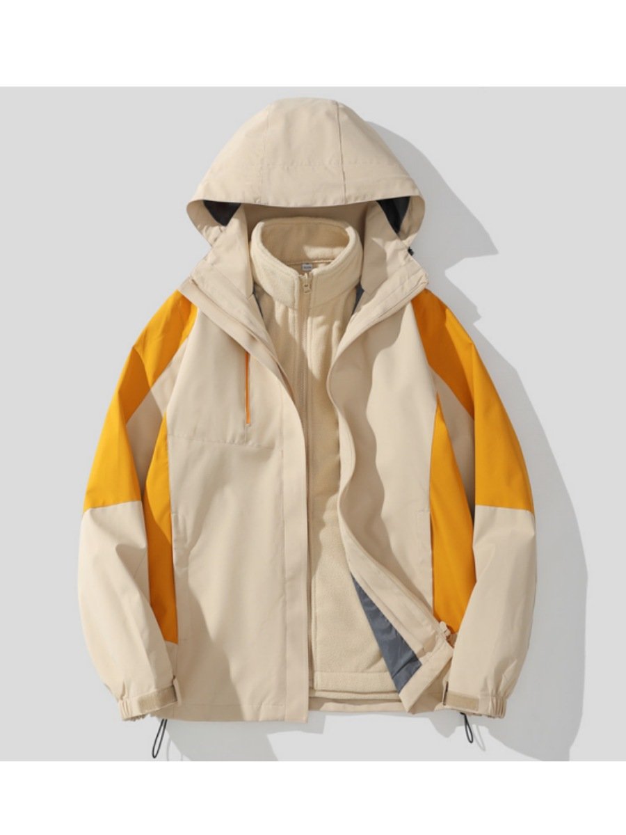 Three men and one woman in an outdoor mountain range can remove two coats with a thick wind and waterproof winter