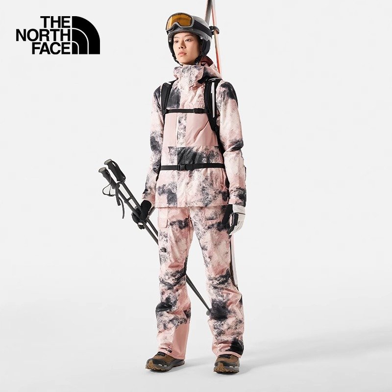 In the autumn 2023, north of The NorthFace, an outdoor lady with a seven WYK suit for a warm, waterproof, weather-resistant cotton