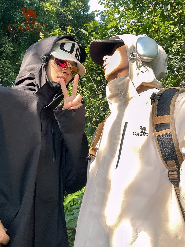 A camel's exterior assault suit is a three-in-one man who can remove two velvet, windproof, waterproof, mountain coats