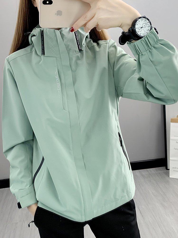Three times a girl in a scooter jacket will be able to unload the winter and winter with heat and waterproof skis