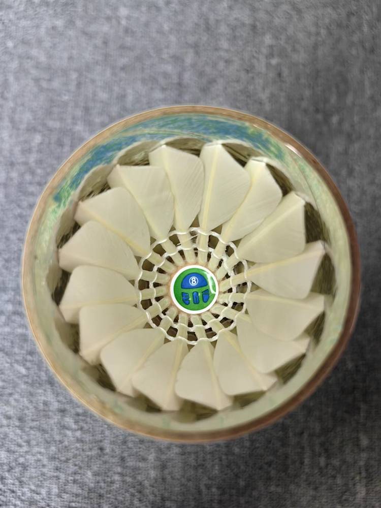Factory direct selling indoor and outdoor ENI8 duck hair Small and medium -sized square super -resistant badminton three barrels of 