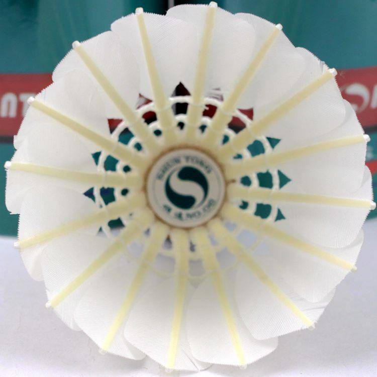 Special offer genuine Shuntong No. 6 Badminton N6 Goose Fool Ball Club uses a ball to play professional players to play