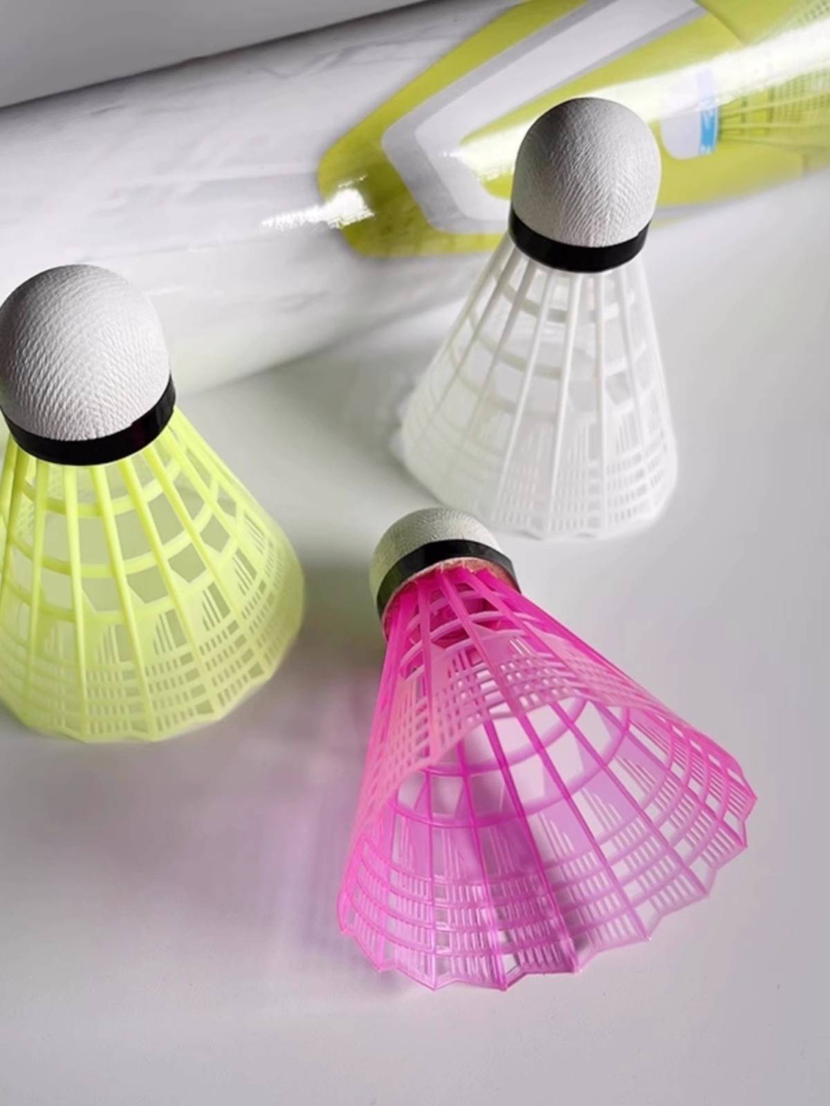Night -light badminton plastic windproof room outdoor training nylon night fluorescent goose hair light badminton badminton badminton badminton
