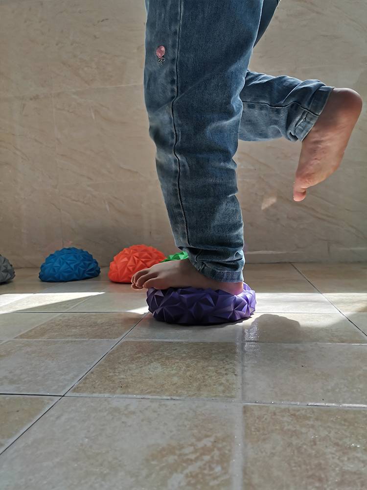 Children's ankle exercise hemisphere is fun Kid Balance Spiky Ball activated the arch muscles balance pad