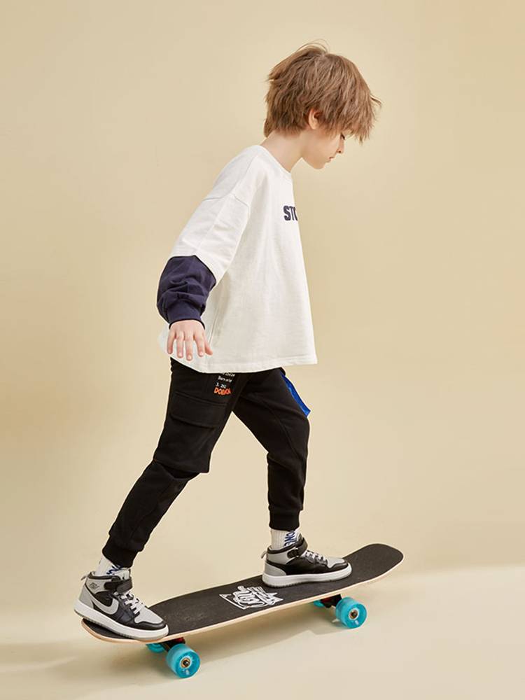 Skateboarding Children's Major Scholars 61 12 years old 8 or more young boys and girls four -wheeled double -headed scooter