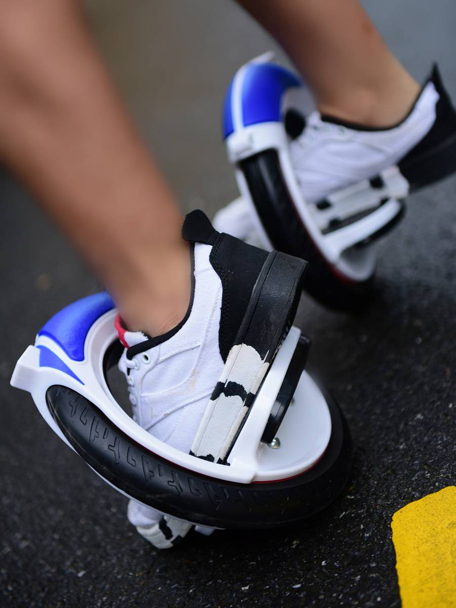Luowei X12 Fire Wheel Wireless PU S quiet split -type trajectory Roller skating hotwheel Stepshop skateboarding