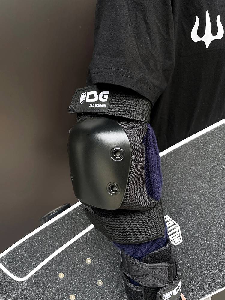 TSG "Almighty Advanced Protection" Carver Adult Land Surfing Protective Set Skidine Beginner