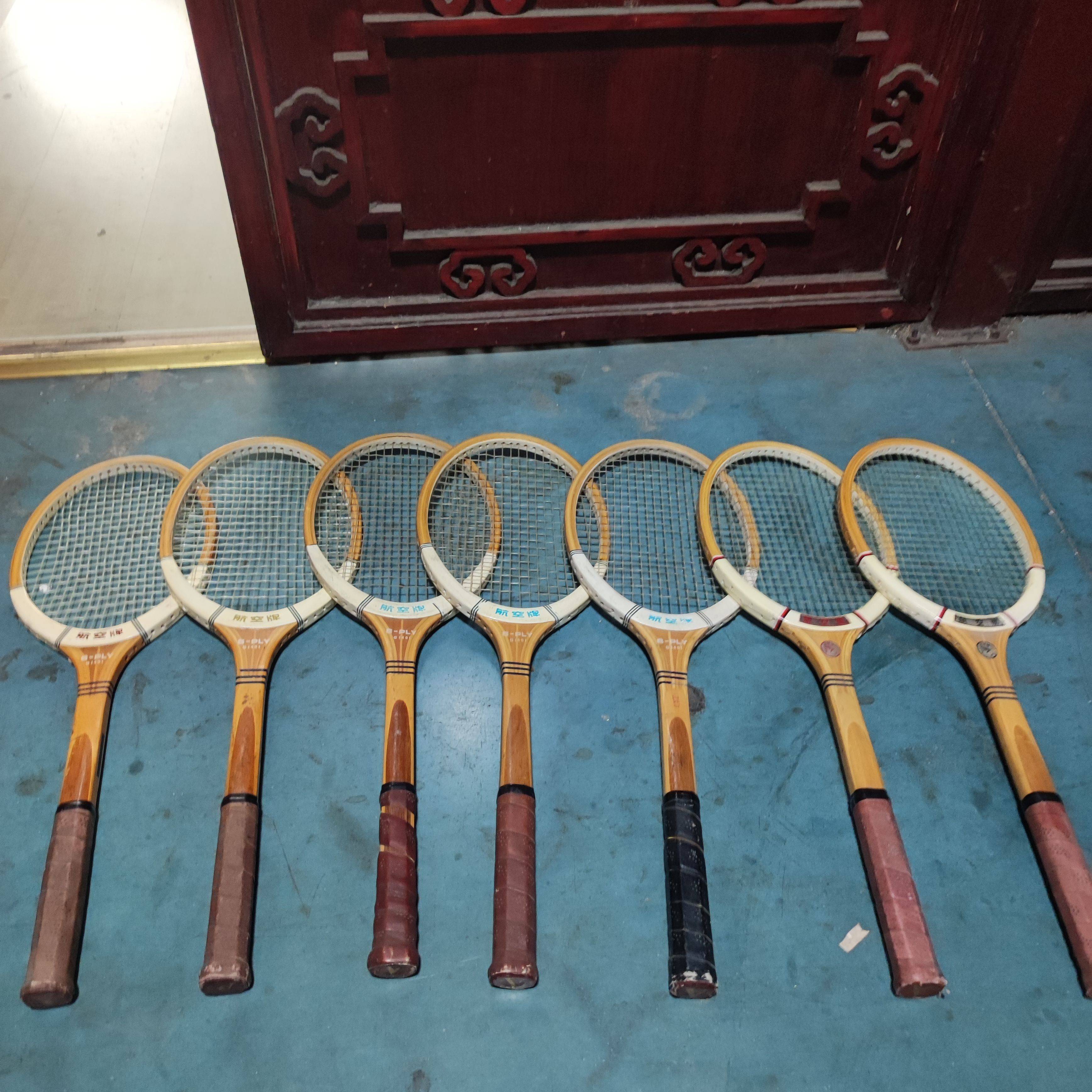 In the 1970s, Aviation Brand wooden tennis racket wood shooting old racket women's window display film and television props, unit price