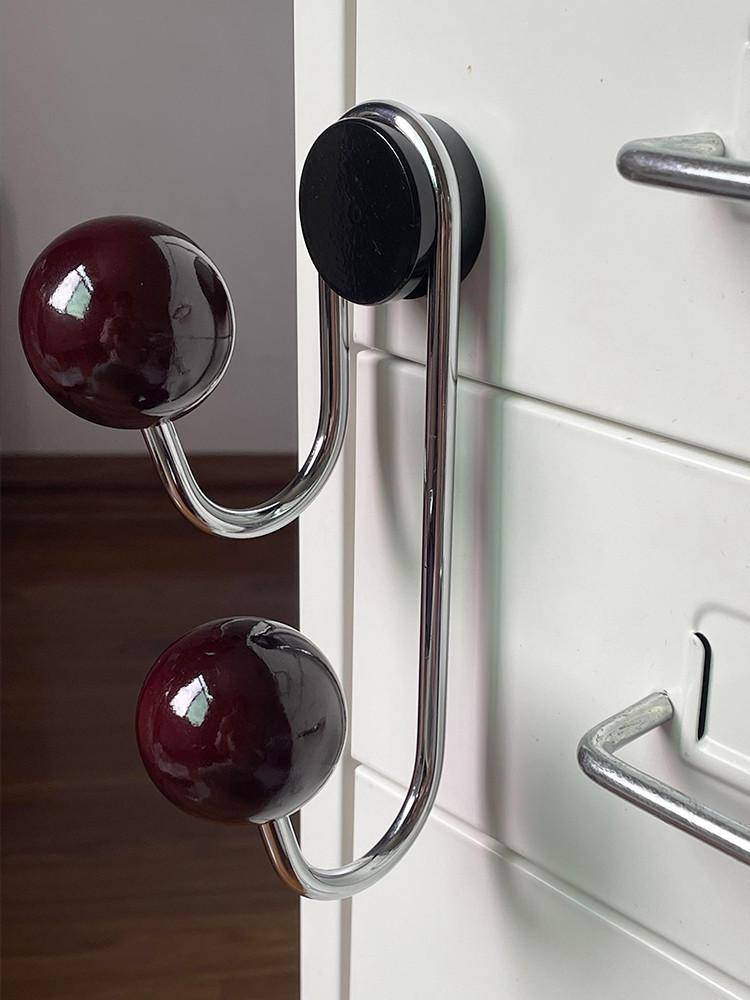 Red brown black magnetic suction