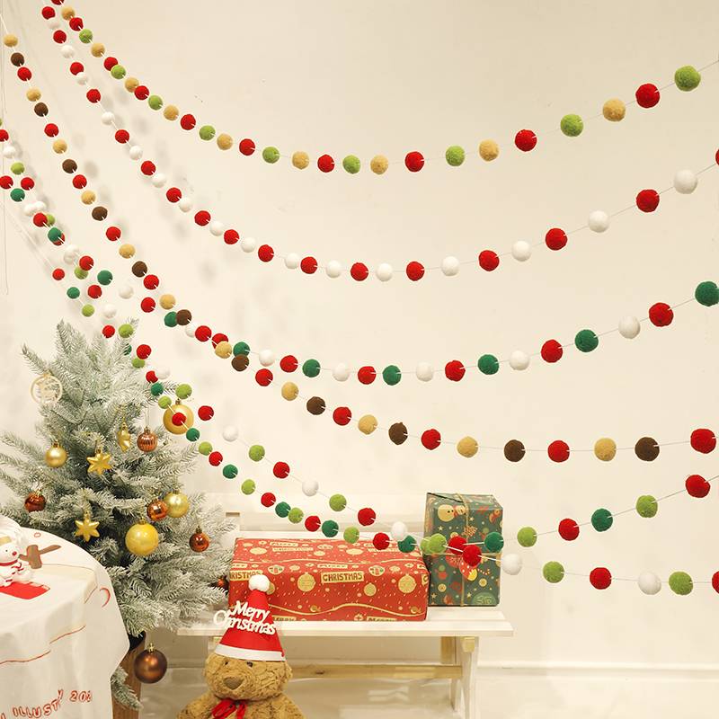 Red -green and white hair chopped Christmas plush ball decoration Christmas tree around the wall background layout decoration of decorations